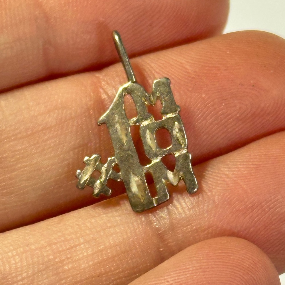Vintage 925 Sterling Silver 90s “#1 Mom’ Mother Diamond Cut Pendant Grandmacore
